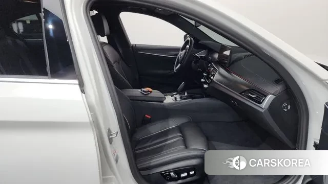 BMW 5 Series (G30) 2022 Белый из Кореи, фото 2