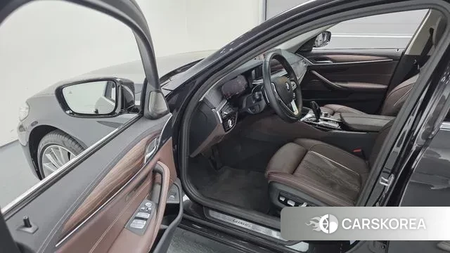 BMW 5 Series (G30) 2023 Серый из Кореи, фото 2