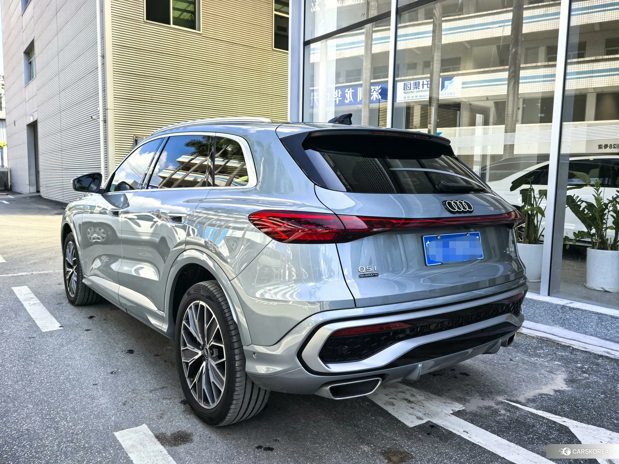 Audi Q5L 2026 Серебристо-серый из Китая, фото 2