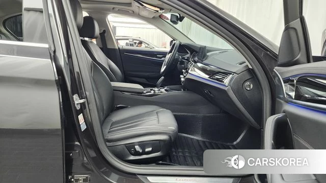 BMW 5 Series (G30) 2018 Серый из Кореи, фото 2