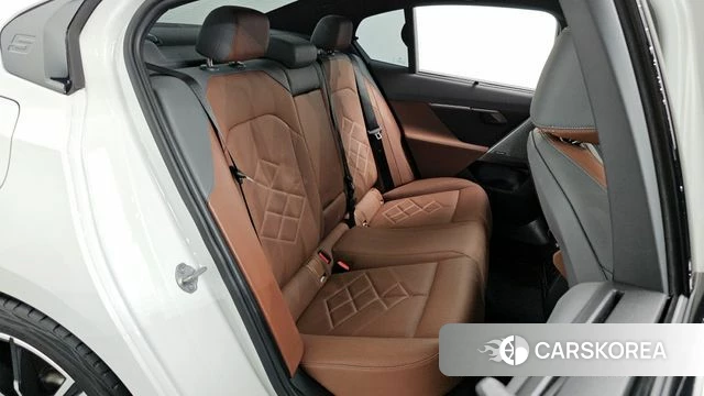 BMW 5 Series (G60) 2024 Белый из Кореи, фото 2