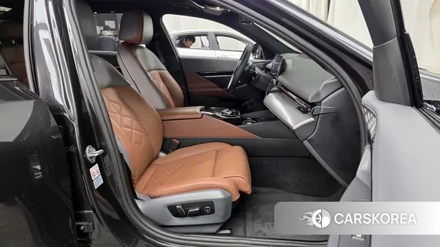 BMW 5 Series (G60) 2024 Серый из Кореи, фото 2