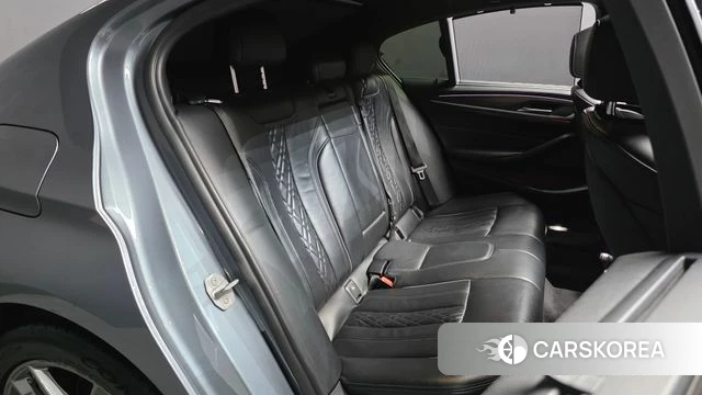 BMW 5 Series (G30) 2018 Серебристо-серый из Кореи, фото 2