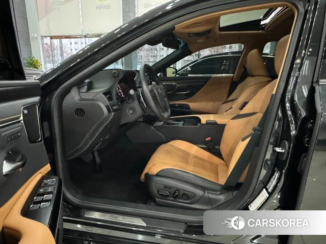 Lexus ES300h 7th generation 2024 Черный из Кореи, фото 2