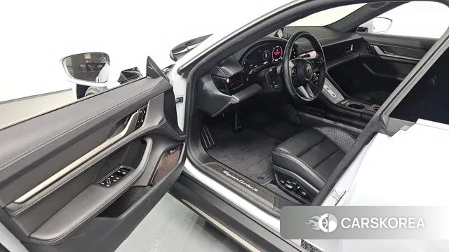 Porsche Taycan 2024 Светло-серебряный цвет из Кореи, фото 2