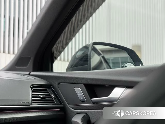 Audi Q5L 2023 Темно-серый из Китая, фото 2