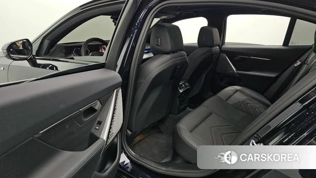 BMW 5 Series (G60) 2025 Черный из Кореи, фото 2