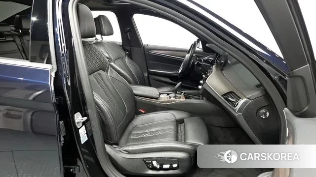 BMW 5 Series (G30) 2018 Черный из Кореи, фото 2