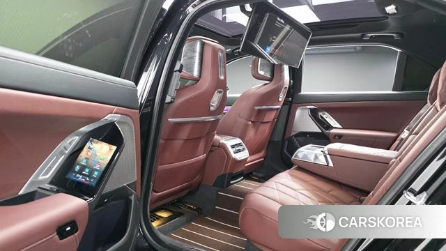 BMW 7 Series (G70) 2024 Черный из Кореи, фото 2