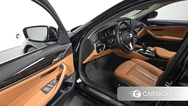 BMW 5 Series (G30) 2022 Черный из Кореи, фото 2