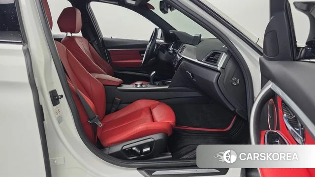 BMW 3 Series (F30) 2018 Белый из Кореи, фото 2