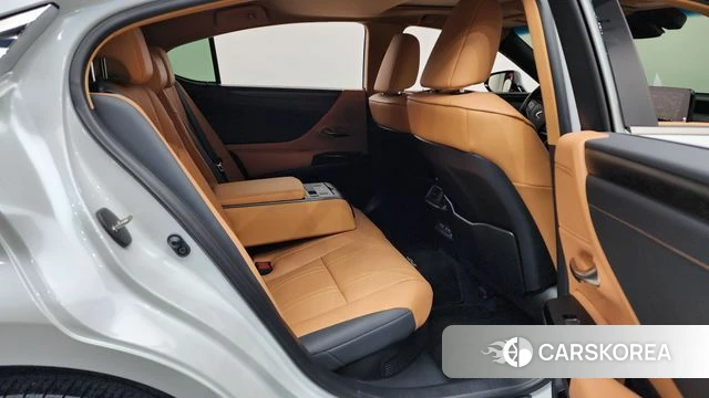 Lexus ES300h 7th generation 2022 Белый из Кореи, фото 2