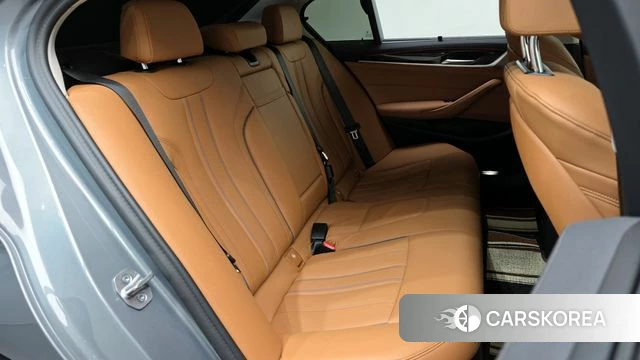 BMW 5 Series (G30) 2023 Серебристо-серый из Кореи, фото 2