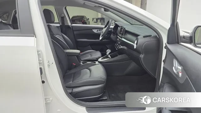 Kia The New K3 2nd generation 2021 Белый из Кореи, фото 2