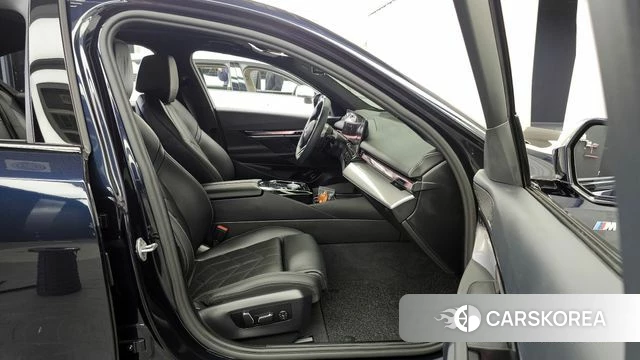 BMW 5 Series (G60) 2025 Черный из Кореи, фото 2