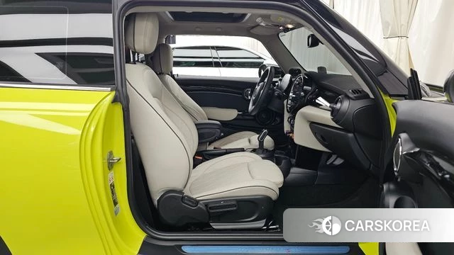 Mini Cooper S 2023 Желтый из Кореи, фото 2