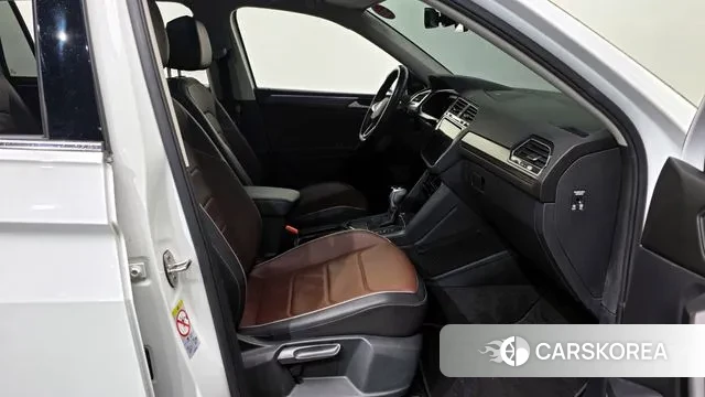 Volkswagen Tiguan Allspace 2023 Белый из Кореи, фото 2