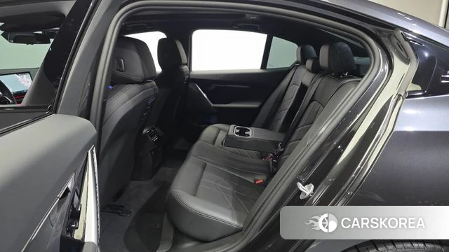 BMW 5 Series (G60) 2025 Серый из Кореи, фото 2