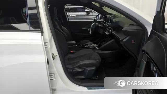 Peugeot e-208 second Generation 2023 Белый из Кореи, фото 2