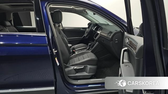 Volkswagen Tiguan Allspace 2023 Синий из Кореи, фото 2