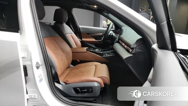 BMW 5 Series (G60) 2023 Белый из Кореи, фото 2