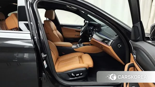 BMW 5 Series (G30) 2023 Серый из Кореи, фото 2