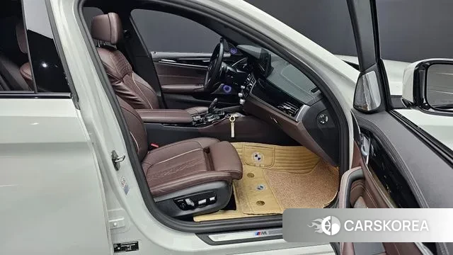 BMW 5 Series (G30) 2023 Белый из Кореи, фото 2