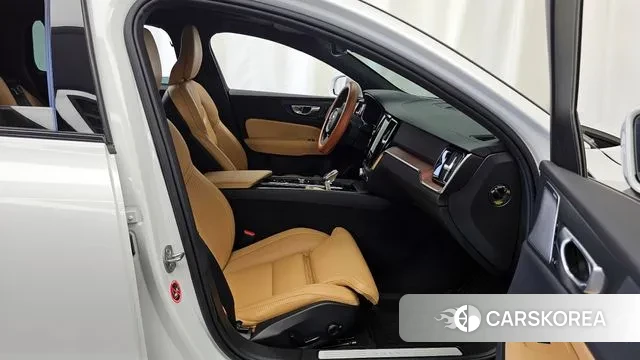 Volvo V60 Cross-Country 2nd Generation 2023 Белый из Кореи, фото 2