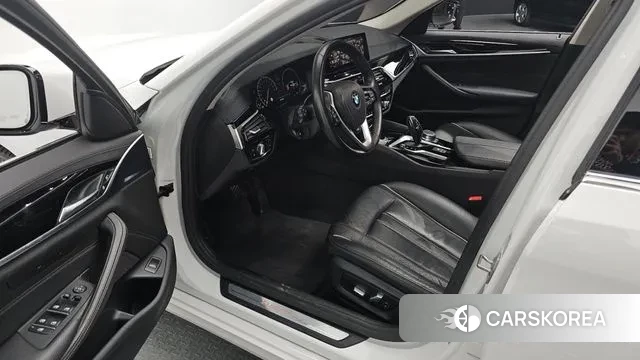 BMW 5 Series (G30) 2019 Белый из Кореи, фото 2