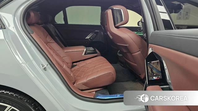 BMW 7 Series (G70) 2025 Светло-серебряный цвет из Кореи, фото 2