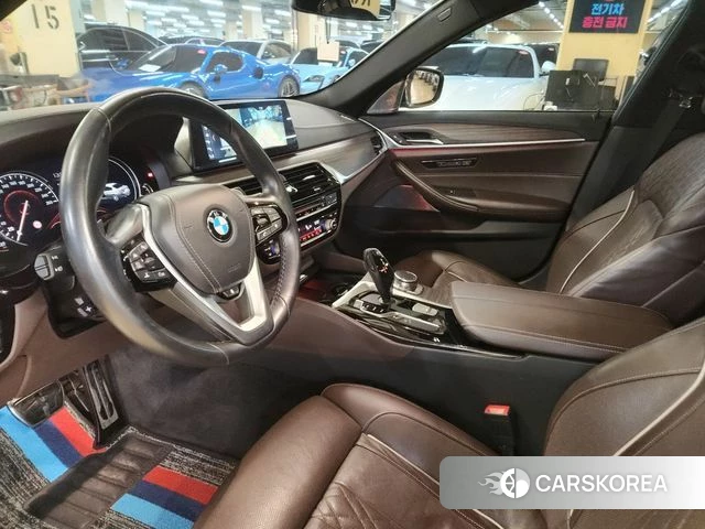 BMW 5 Series (G30) 2018 Белый из Кореи, фото 2