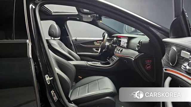 Mercedes-Benz E-Class W213 2021 Черный из Кореи, фото 2