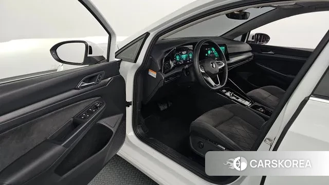 Volkswagen Golf 8th Generation 2022 Белый из Кореи, фото 2