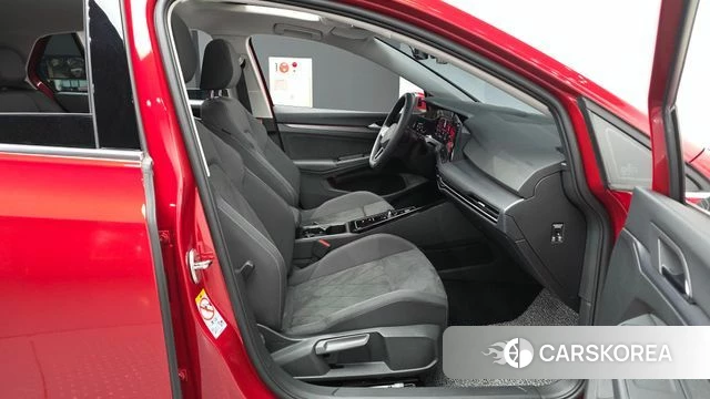 Volkswagen Golf 8th Generation 2024 Красный из Кореи, фото 2