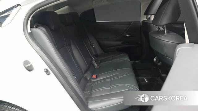 Lexus ES300h 7th generation 2023 Белый из Кореи, фото 2