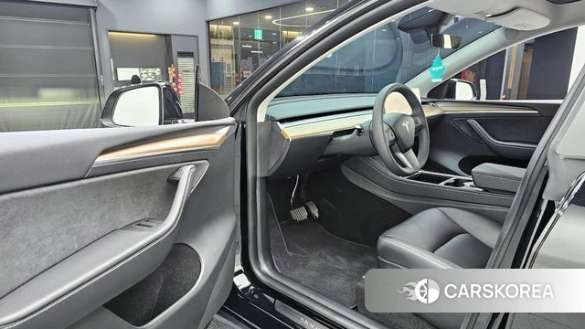 Tesla Model Y 2025 Черный из Кореи, фото 2