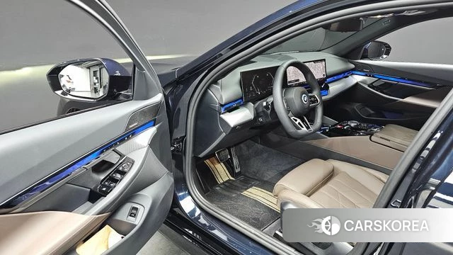 BMW 5 Series (G60) 2026 Черный из Кореи, фото 2