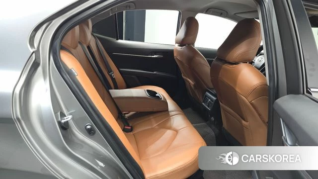 Toyota Camry (XV70) 2022 Серебристо-серый из Кореи, фото 2
