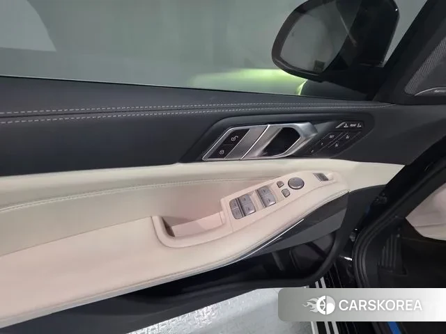 BMW X7 (G07) 2023 Черный из Кореи, фото 2