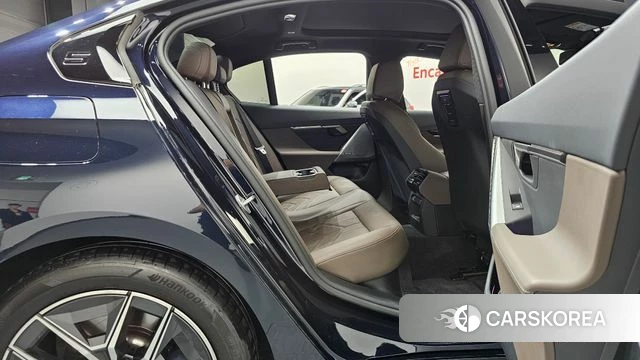 BMW 5 Series (G60) 2025 Черный из Кореи, фото 2