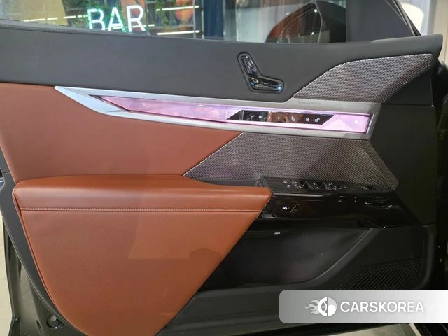 BMW 7 Series (G70) 2023 Черный из Кореи, фото 2