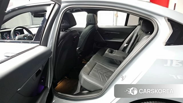 BMW 5 Series (G60) 2024 Серебристо-серый из Кореи, фото 2