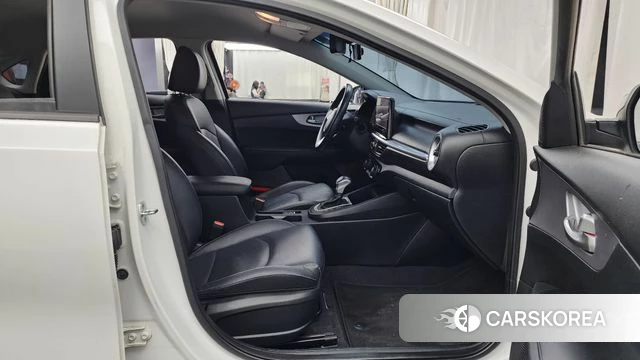 Kia The New K3 2nd generation 2021 Белый из Кореи, фото 2
