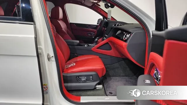 Bentley Bentayga 2023 Белый из Кореи, фото 2