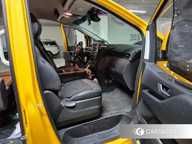 Hyundai Staria 2023 Желтый из Кореи, фото 2