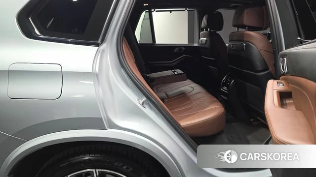 BMW X5 (G05) 2024 Светло-серебряный цвет из Кореи, фото 2