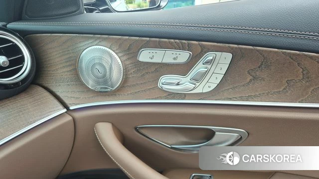 Mercedes-Benz E-Class W213 2023 Песочный из Кореи, фото 2