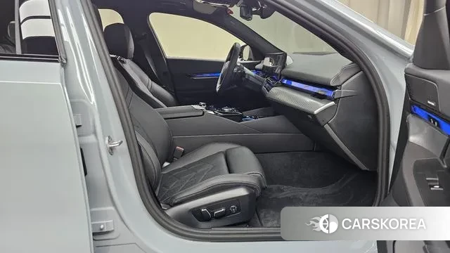 BMW 5 Series (G60) 2025 Серебристо-серый из Кореи, фото 2