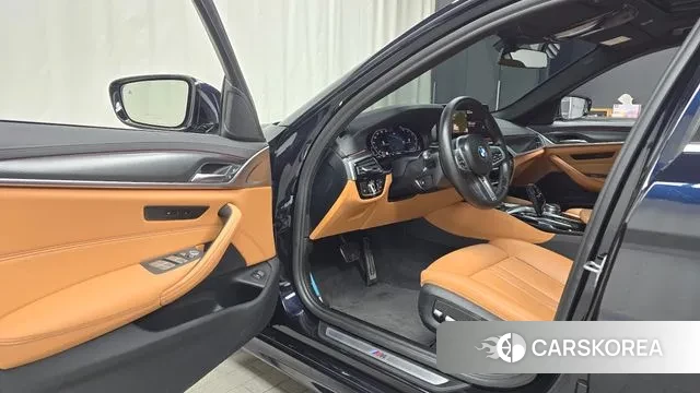 BMW 5 Series (G30) 2022 Черный из Кореи, фото 2