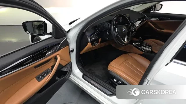 BMW 5 Series (G30) 2018 Белый из Кореи, фото 2